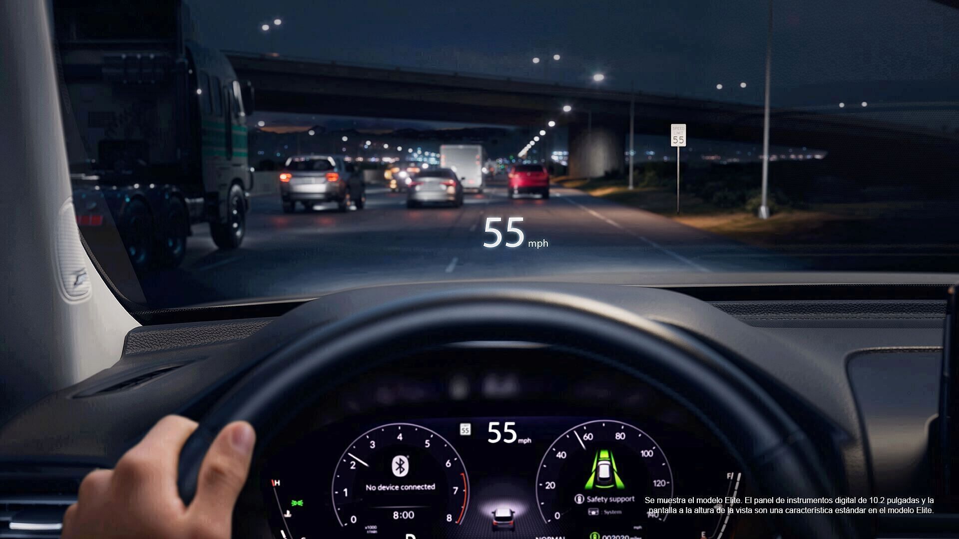 Vista desde la perspectiva de un conductor que circula de noche por la autopista con el cuadro de instrumentos digital y el Head-Up Display encendidos.