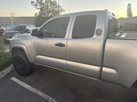 1 imagen de 2021 Toyota Tacoma SR