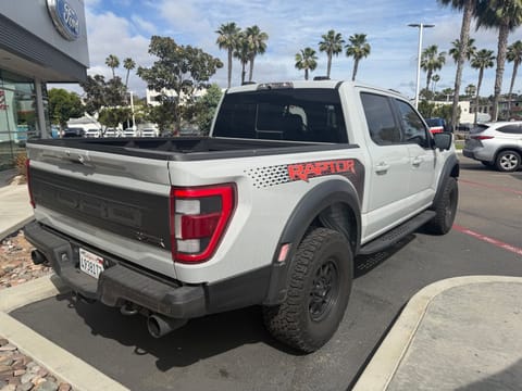 1 imagen de 2023 Ford F-150 Raptor