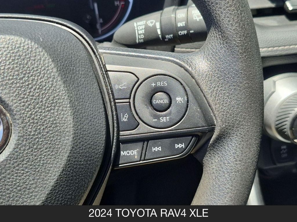 2024 Toyota RAV4 XLE - Photo 18
