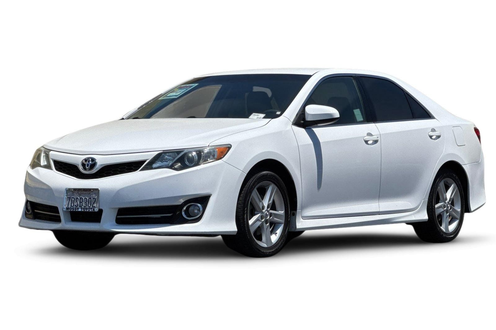 1 placeholder image of  2014 Toyota Camry SE