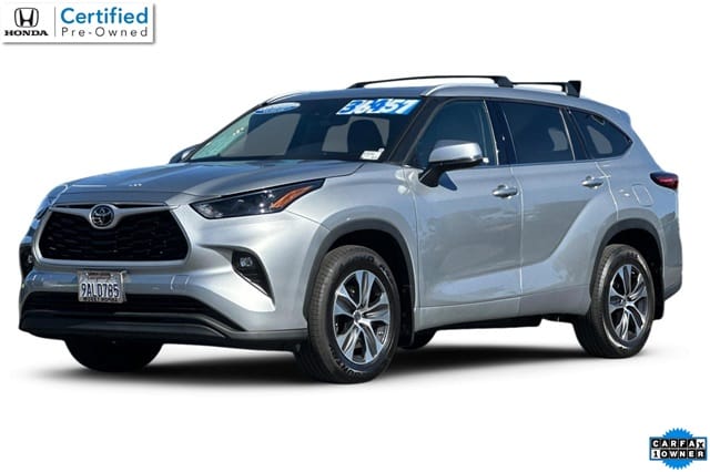1 placeholder image of  2022 Toyota Highlander XLE