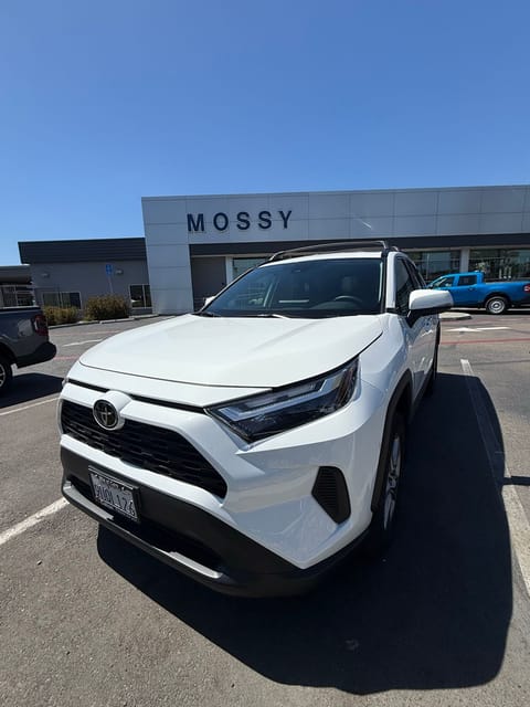 1 imagen de 2025 Toyota RAV4 XLE