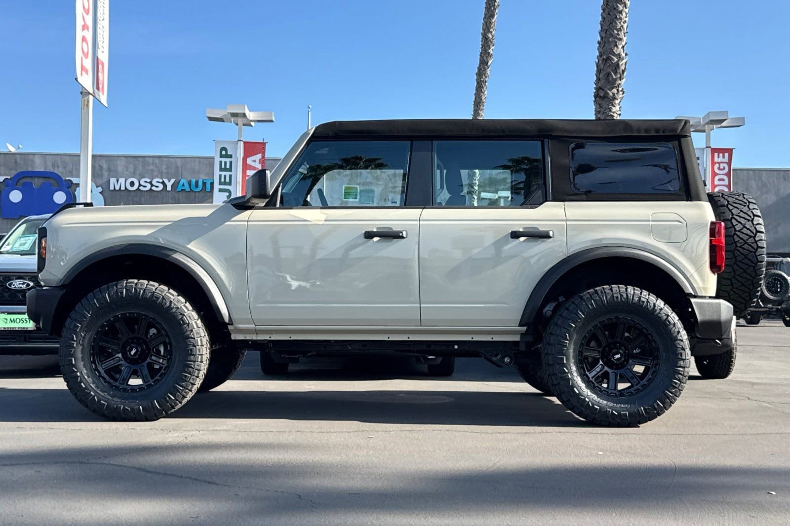 2025 Ford Bronco 4-Door Base - Photo 8