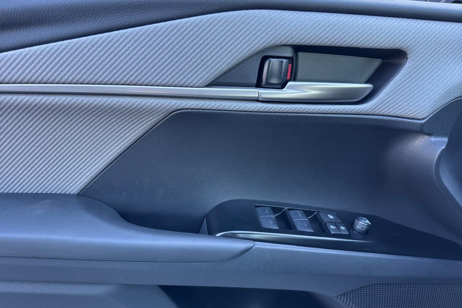 2026 Toyota Camry SE - Photo 10