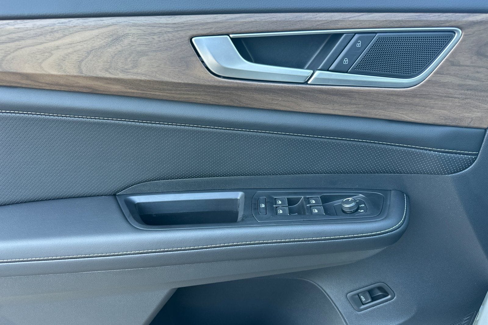 2026 Volkswagen Atlas SE w/Tech - Photo 10