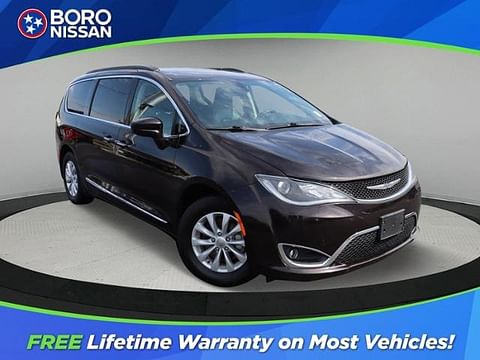 1 image of 2017 Chrysler Pacifica Touring L