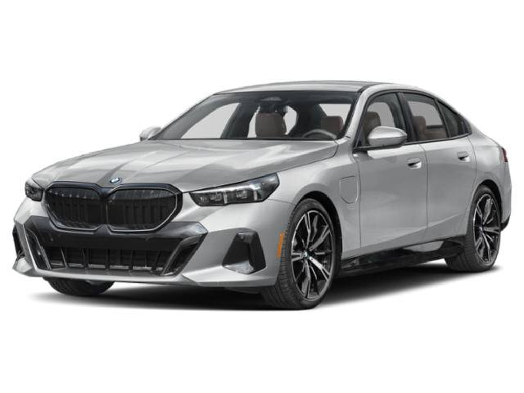 4 thumbnail image of  2027 BMW 550e xDrive 550e xDrive