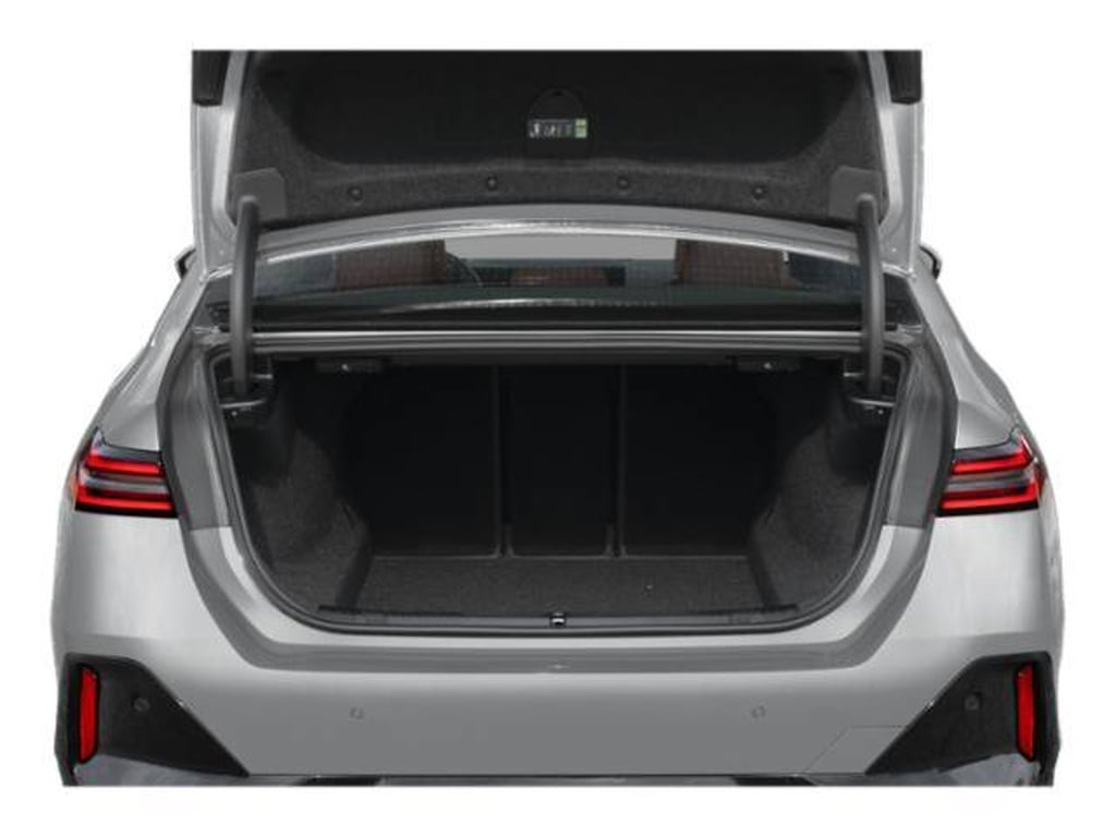 13 thumbnail image of  2027 BMW 550e xDrive 550e xDrive