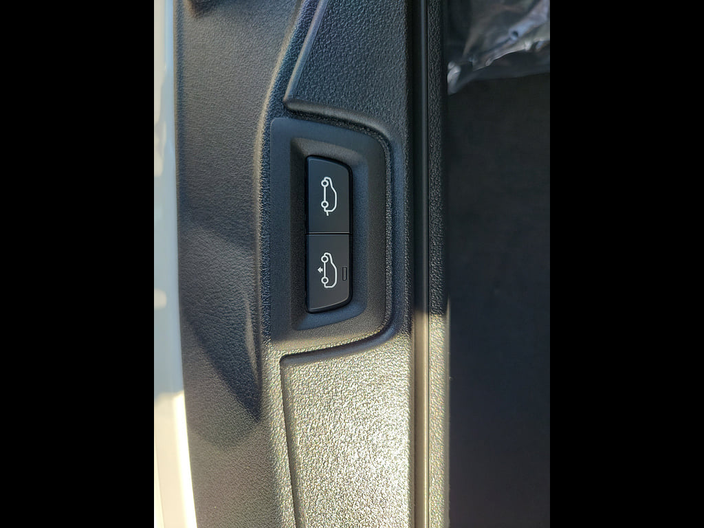 10 thumbnail image of  2027 BMW X7 xDrive40i xDrive40i
