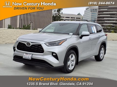 1 image of 2022 Toyota Highlander LE