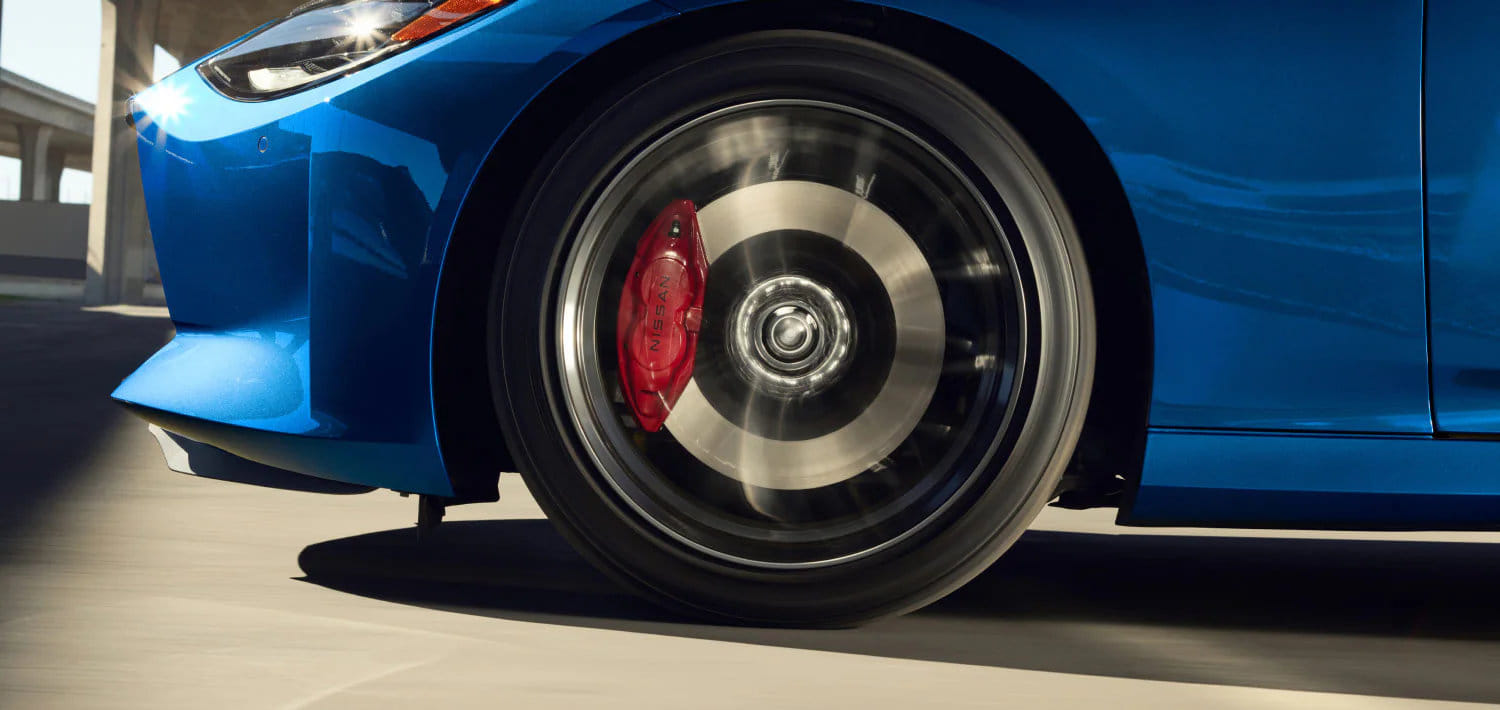 Primer plano de los frenos de alto rendimiento del Nissan Z 2026, con grandes pinzas y discos ventilados.