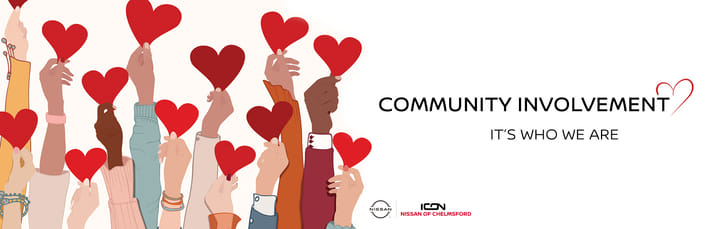 Una ilustración de manos diversas sosteniendo corazones rojos con el texto "Involucramiento Comunitario. Es quienes somos" y el logotipo de Icon Nissan of Chelmsford.