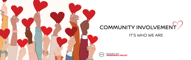 Una ilustración de manos diversas sosteniendo corazones rojos con el texto "Involucramiento Comunitario. Es quienes somos" y el logotipo de Nissan of Merrimack Valley.