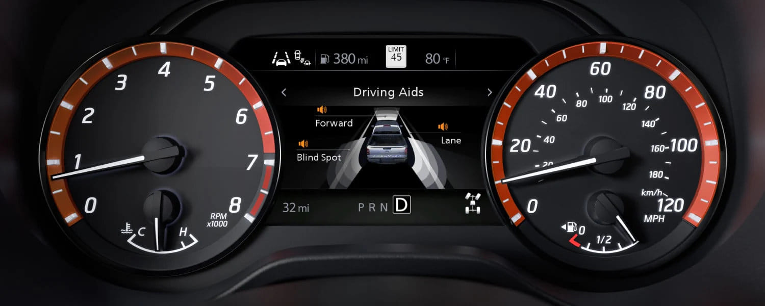 La pantalla Advanced Drive-Assist de la Nissan Frontier 2026, mostrando información clave del vehículo y alertas para el conductor en el cuadro de instrumentos.