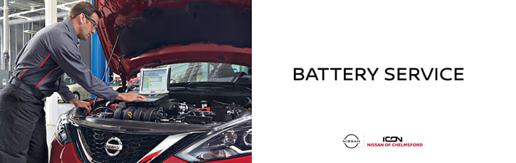 Un banner de servicio de batería en Icon Nissan of Chelmsford que muestra a un mecánico realizando un diagnóstico del motor con una computadora portátil.