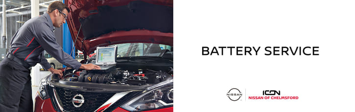 Un banner de servicio de batería en Icon Nissan of Chelmsford que muestra a un mecánico realizando un diagnóstico del motor con una computadora portátil.