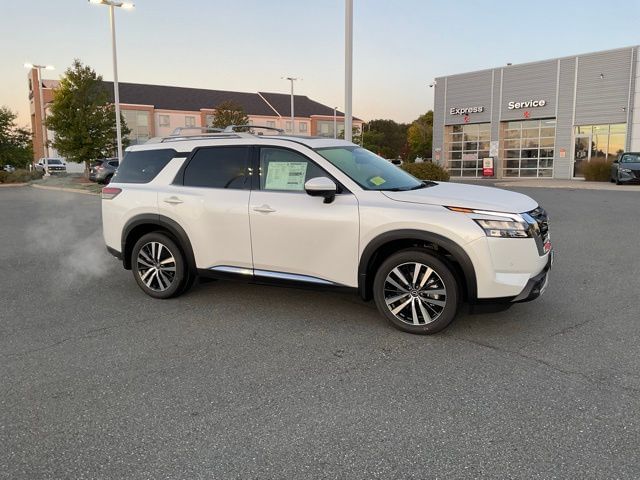 2025 Nissan Pathfinder Platinum's photo