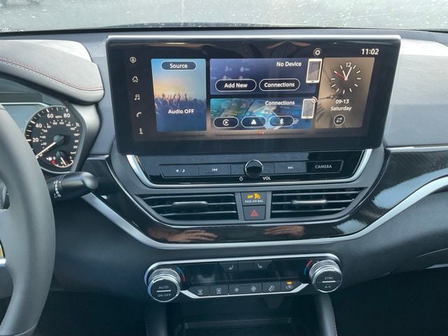 2025 Nissan Altima SR - Photo 17