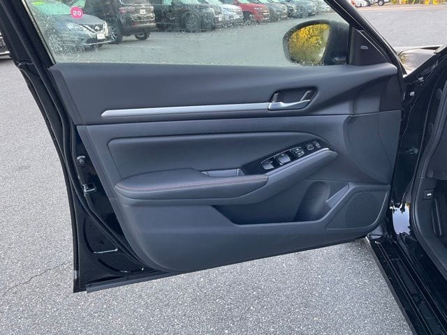 2025 Nissan Altima SR - Photo 9