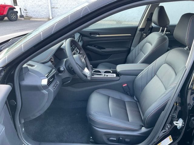 2025 Nissan Altima SR - Photo 11