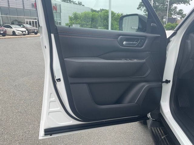 2025 Nissan Armada PRO-4X - Photo 11