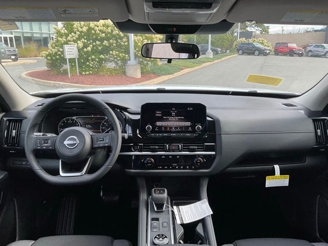 2025 Nissan Pathfinder SV - Photo 17
