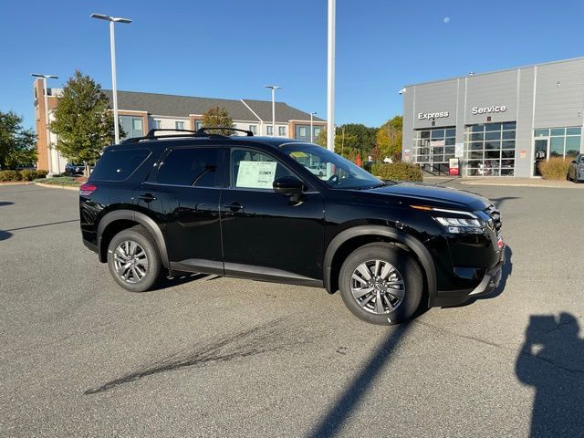 2025 Nissan Pathfinder SV's photo