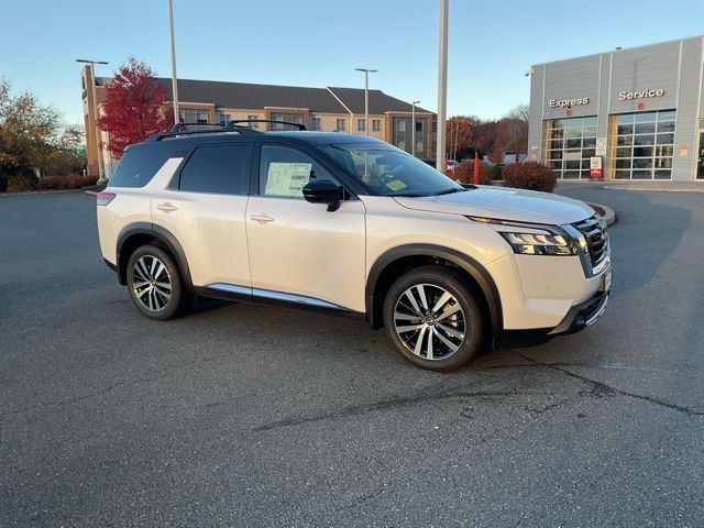 2025 Nissan Pathfinder Platinum's photo