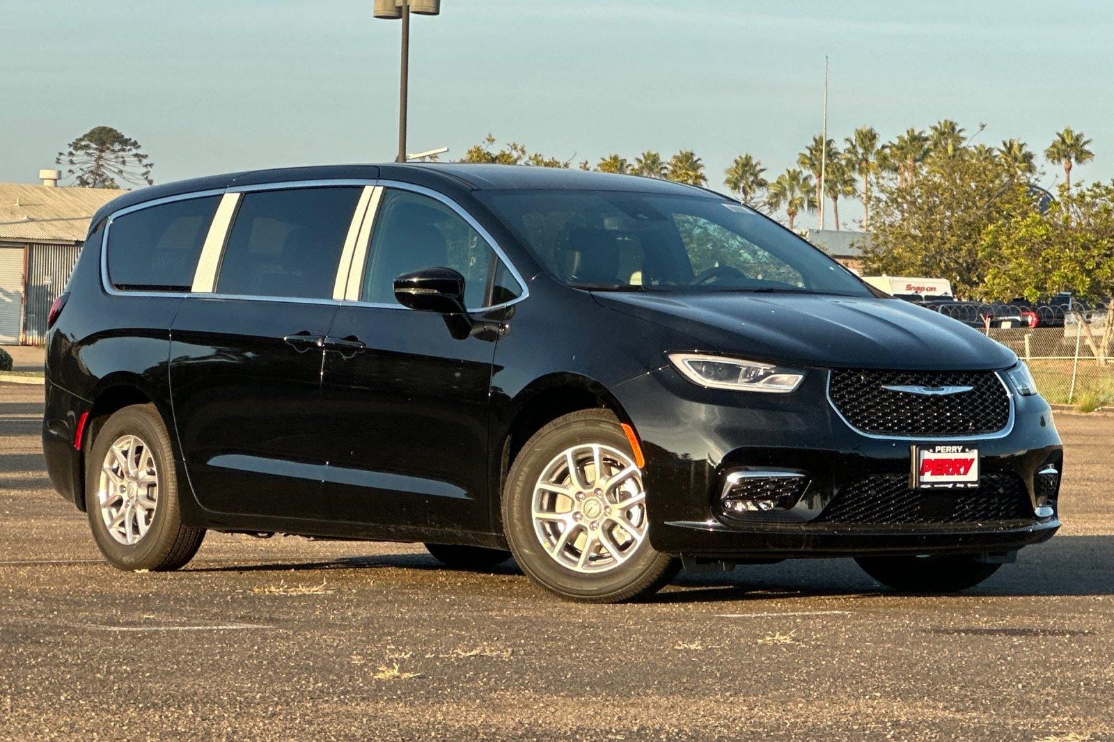 2026 Chrysler Pacifica Select's photo