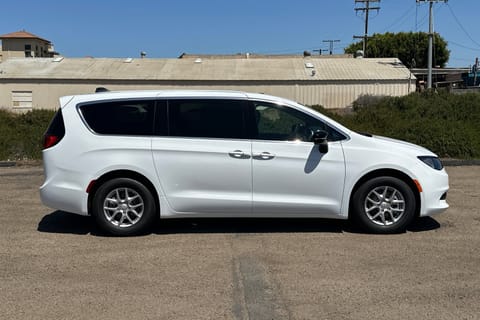 2026 Chrysler Voyager LX