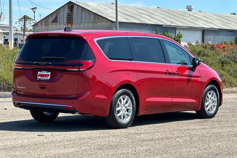 2027 Chrysler Pacifica Select