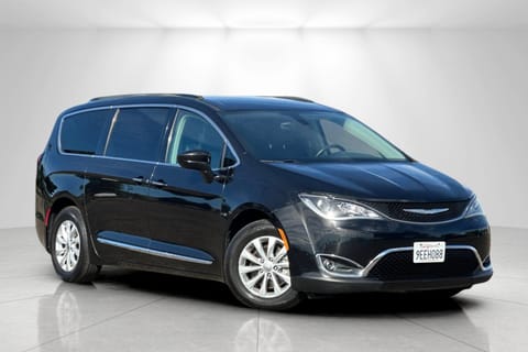 1 image of 2017 Chrysler Pacifica Touring-L