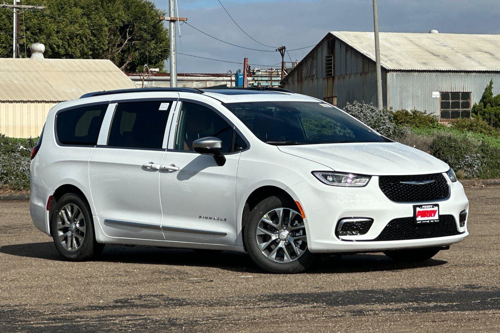 2026 Chrysler Pacifica PHEV Pinnacle's photo