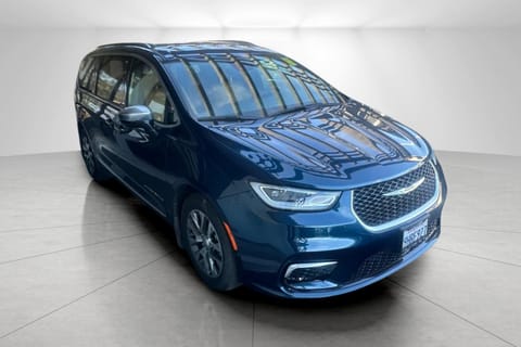 1 image of 2023 Chrysler Pacifica Hybrid Pinnacle