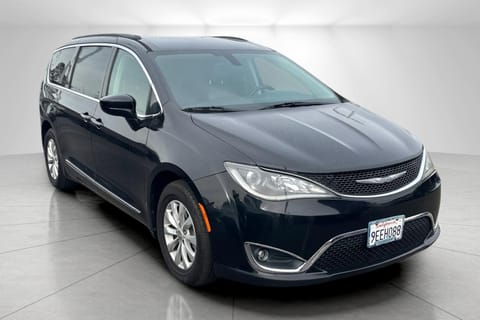 1 image of 2017 Chrysler Pacifica Touring-L