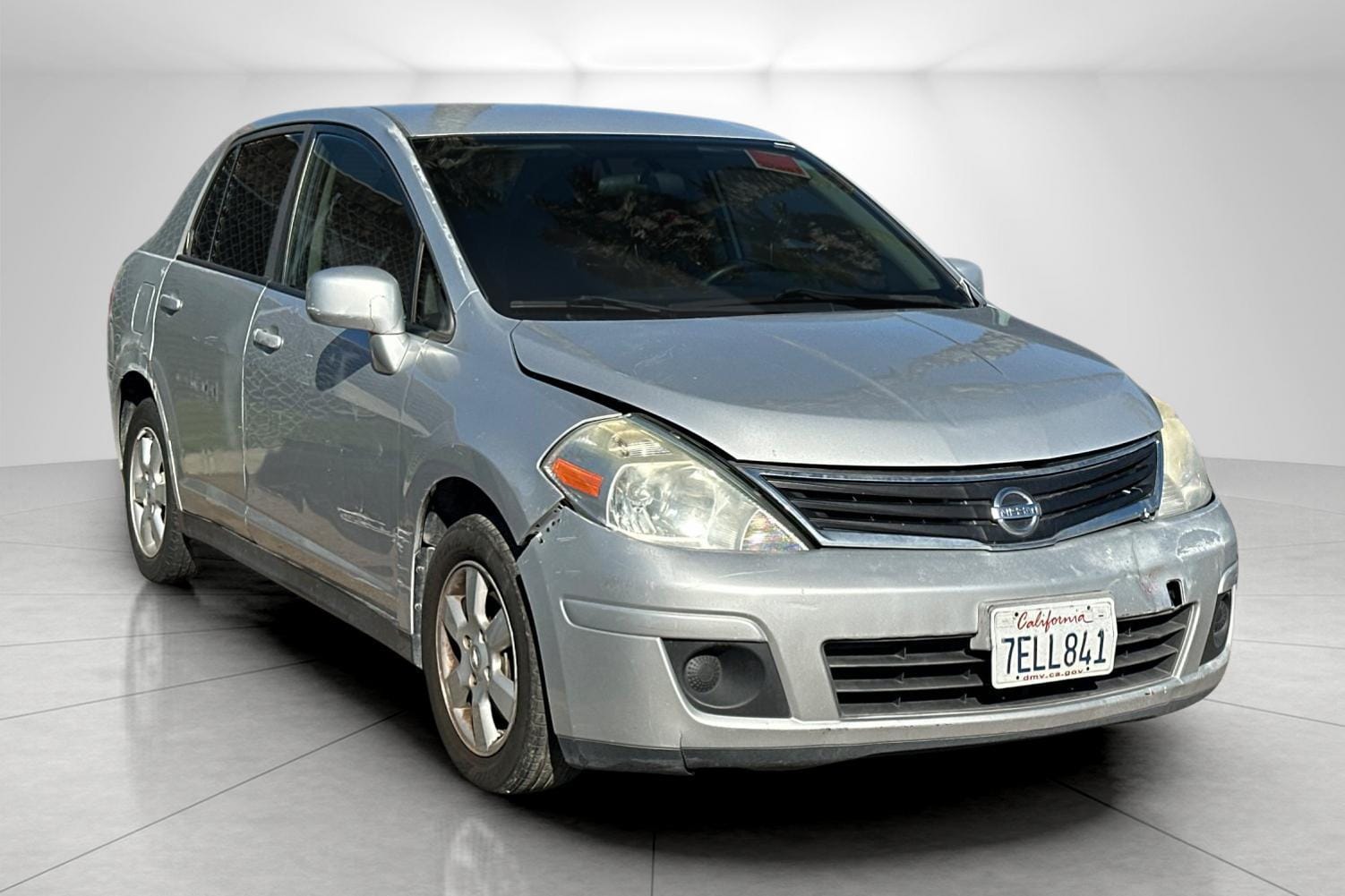 2010 Nissan Versa SL's photo