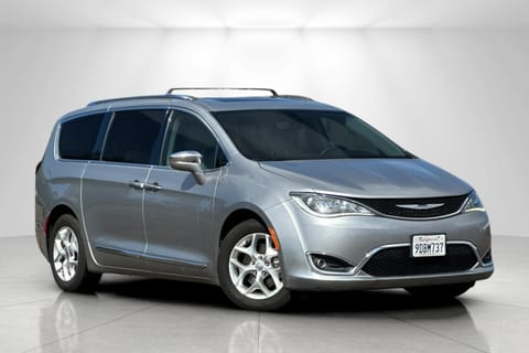 1 image of 2020 Chrysler Pacifica Limited