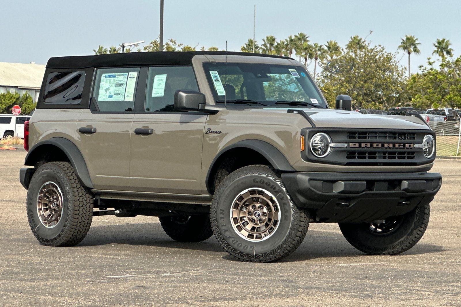 2025 Ford Bronco Base's photo