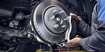 Mecánico trabajando en los frenos.