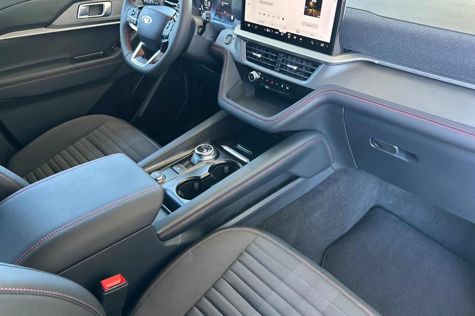 2025 Ford Explorer ST-Line - Photo 16