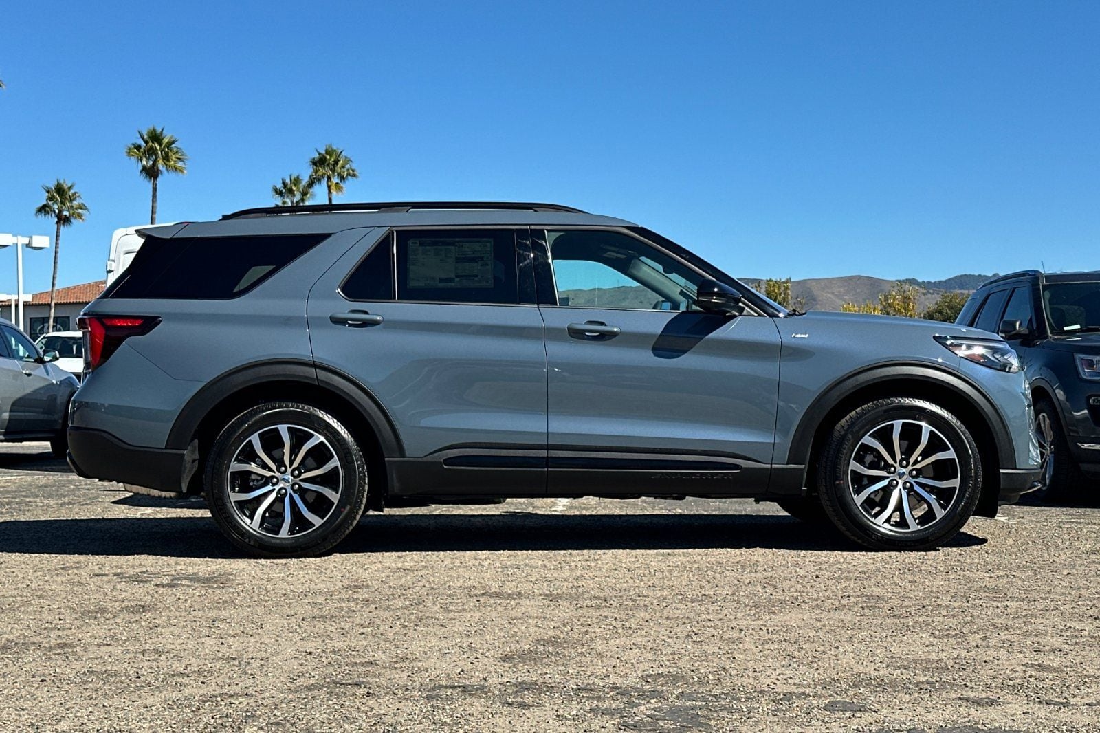 2025 Ford Explorer ST-Line - Photo 2
