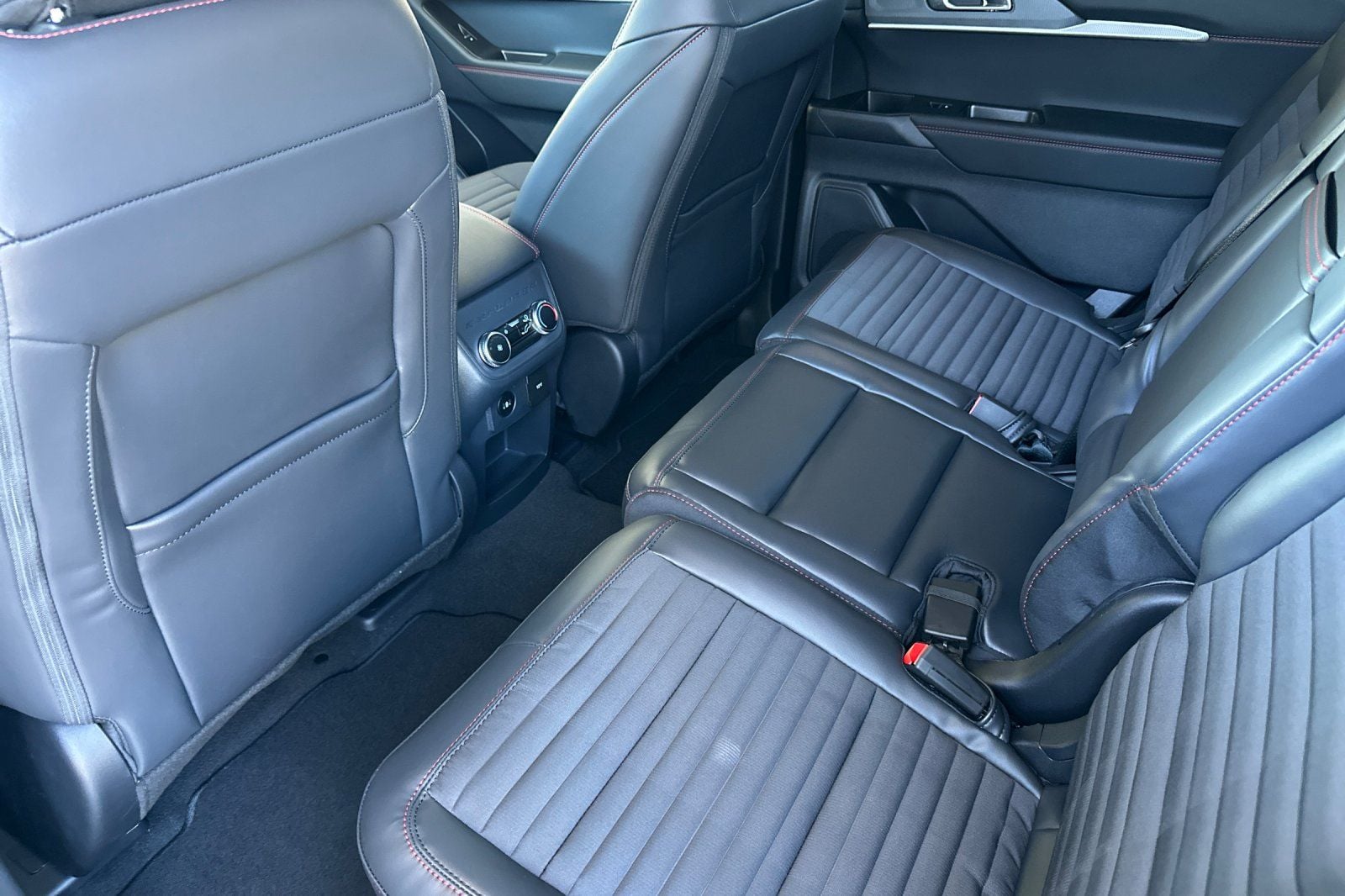 2025 Ford Explorer ST-Line - Photo 11