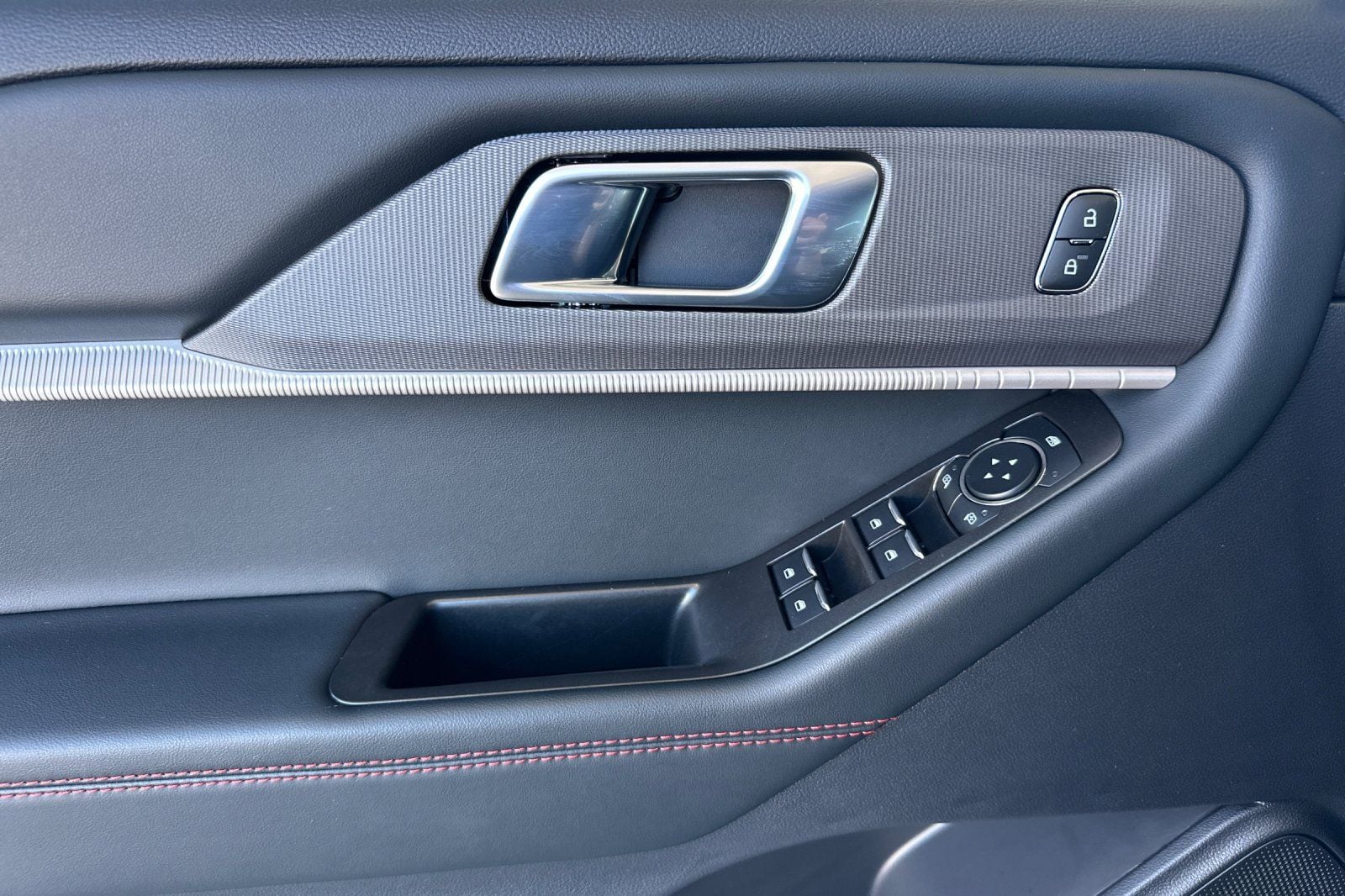 2025 Ford Explorer ST-Line - Photo 10
