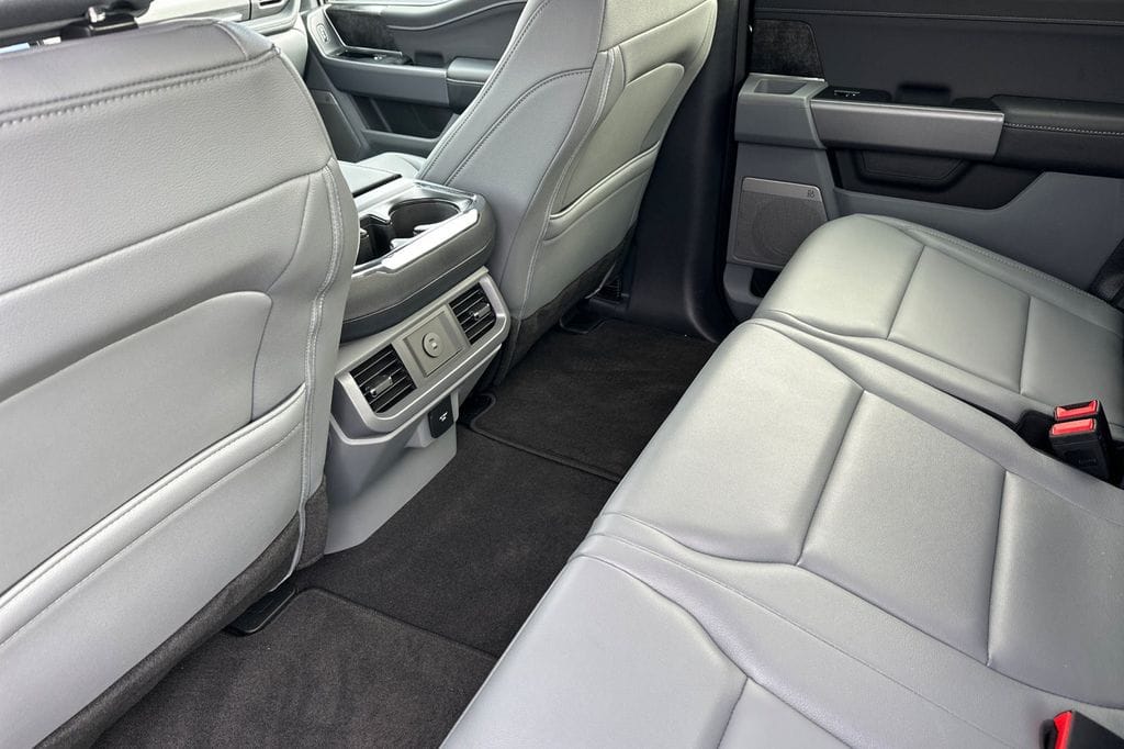 2025 Ford F-150 Lightning Flash - Photo 8