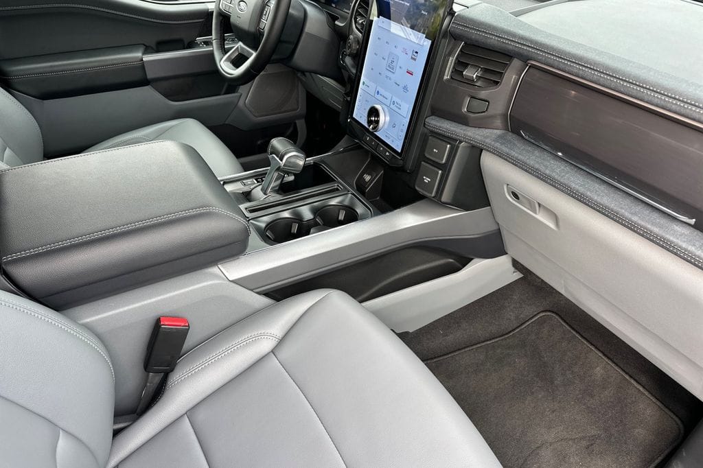 2025 Ford F-150 Lightning Flash - Photo 11