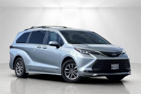 1 image of 2021 Toyota Sienna XLE