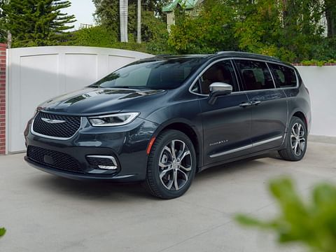 1 image of 2022 Chrysler Pacifica Touring L