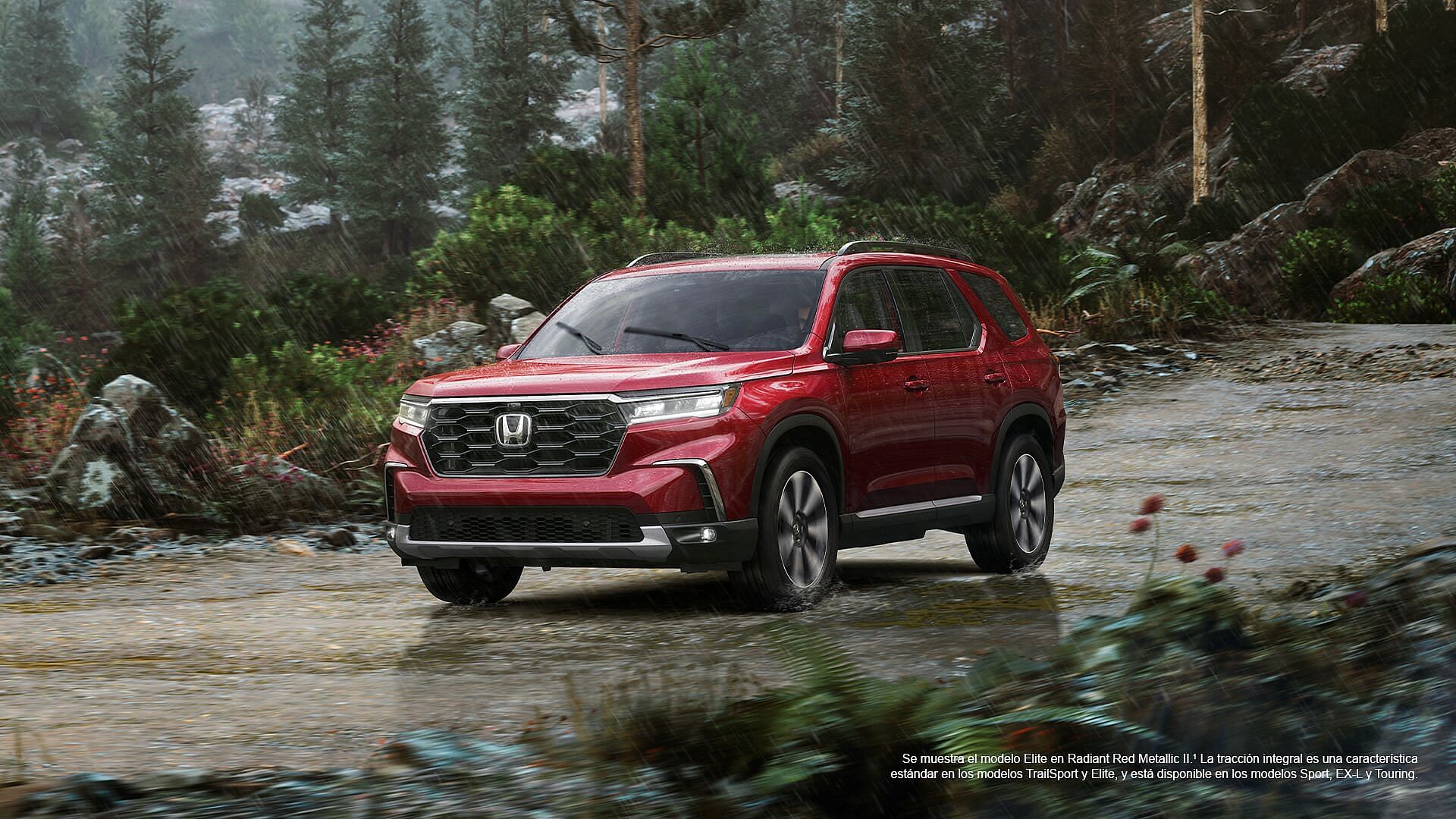 2023 Honda Pilot Elite en Radient Red Metallic II mientras conduce bajo la lluvia en la naturaleza. Bosque al fondo