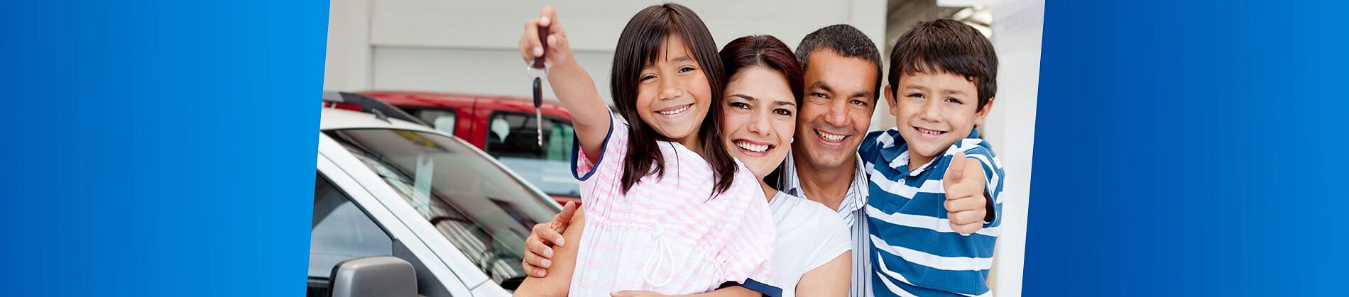 Familia feliz en sala de exposición de coches, bebé sosteniendo llaves del coche